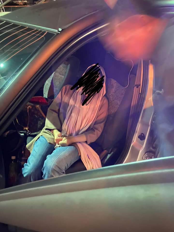 女子危坐布城桥栏上痛哭 2官员路过劝解救下女子