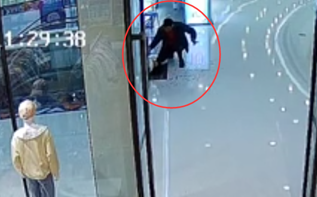 女子商场遭男子持刀狂捅　已无生命体征