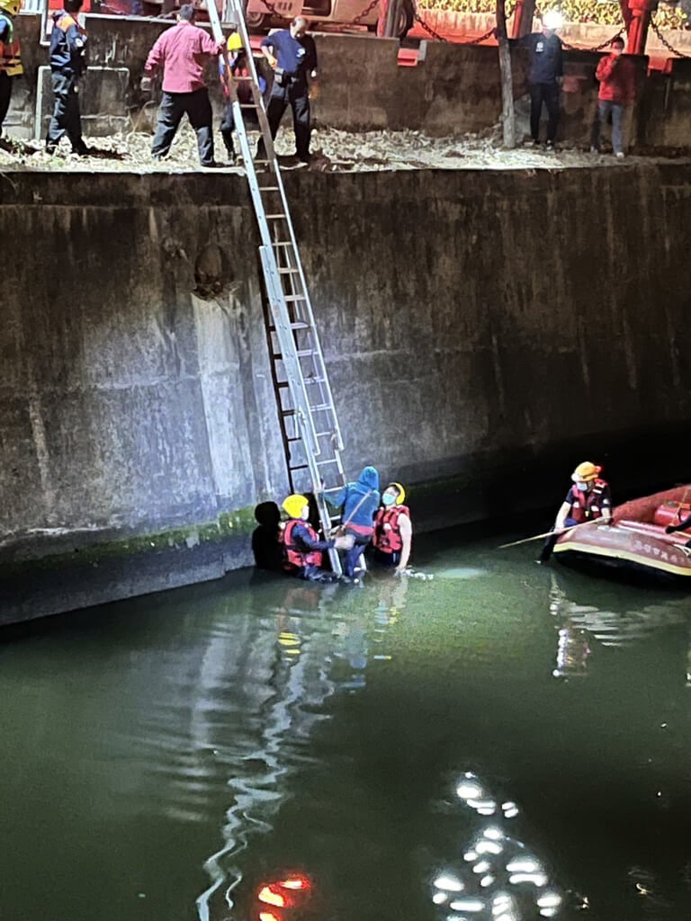 女子酒驾肇意外出奇招 下河泡水逃避酒测