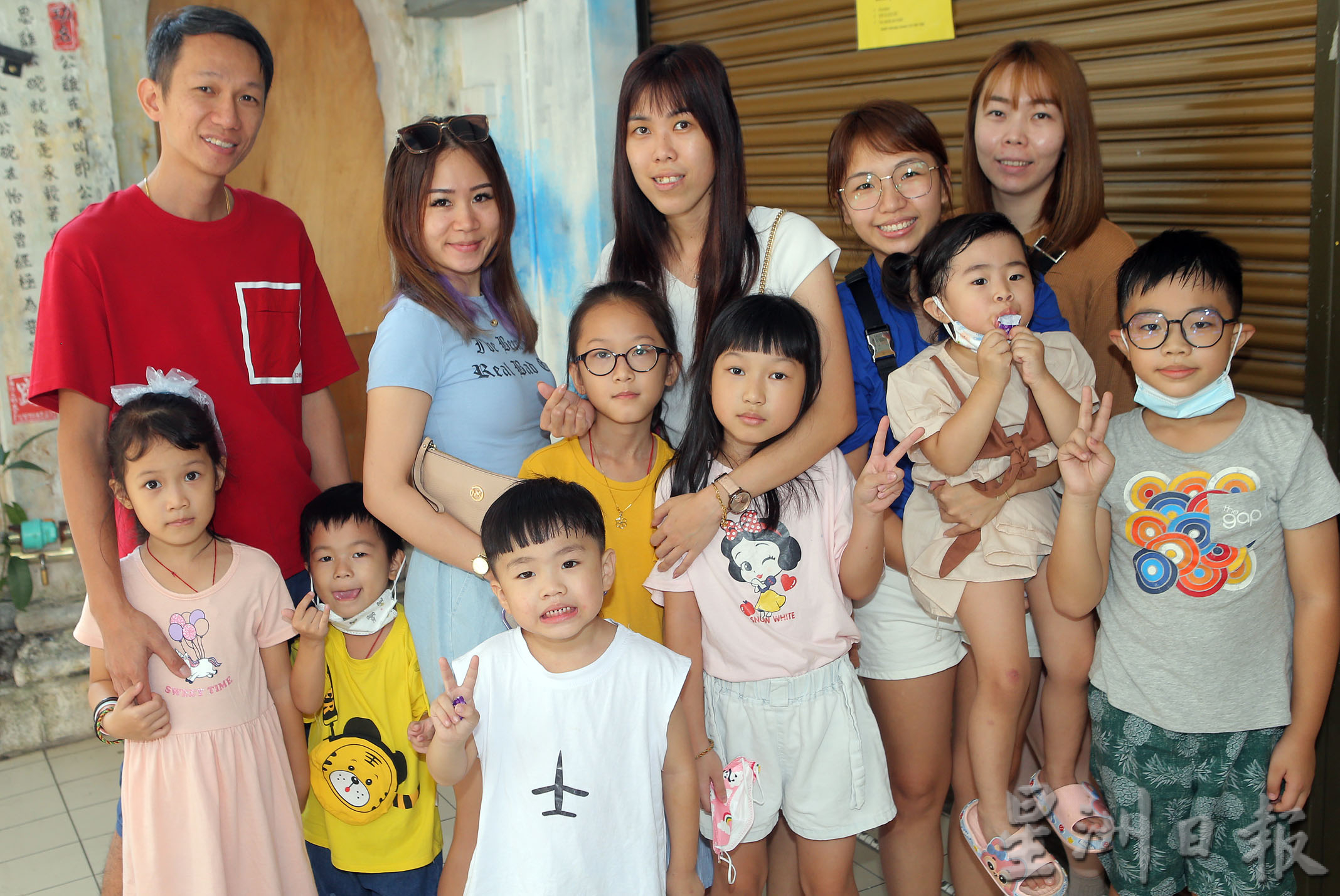 学校大放假开始 一家大小温馨出游