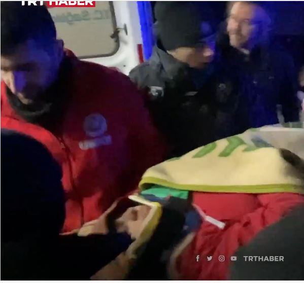 守住2条生命!9个月孕妇“困70小时获救”接力抬出 全场感动欢呼