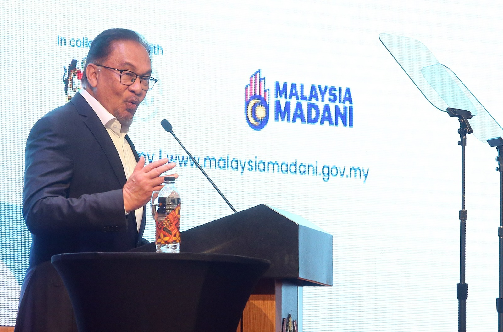 安华:公务员暂不加薪 先救更惨的群体