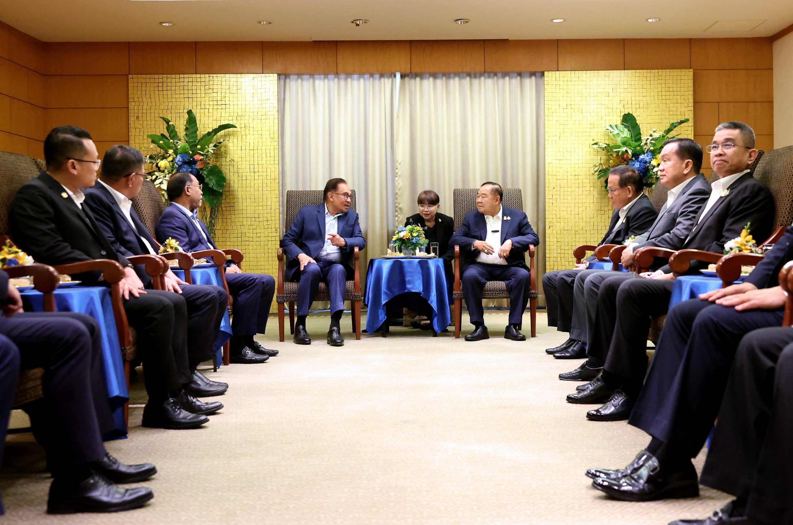安华:应对经济危机需缓冲区 · 建议重研设亚洲货币基金组织