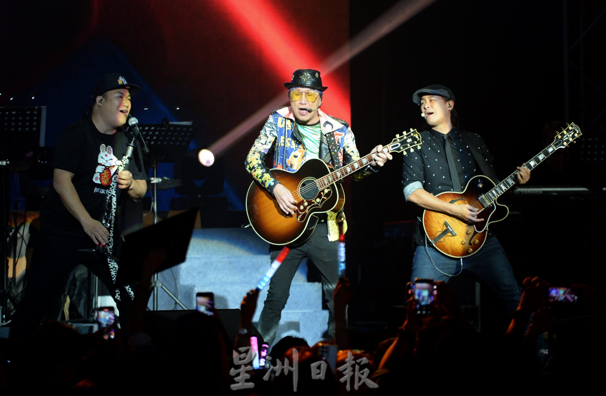 安哥唱近1个小时  74岁许冠杰High玩凸槌