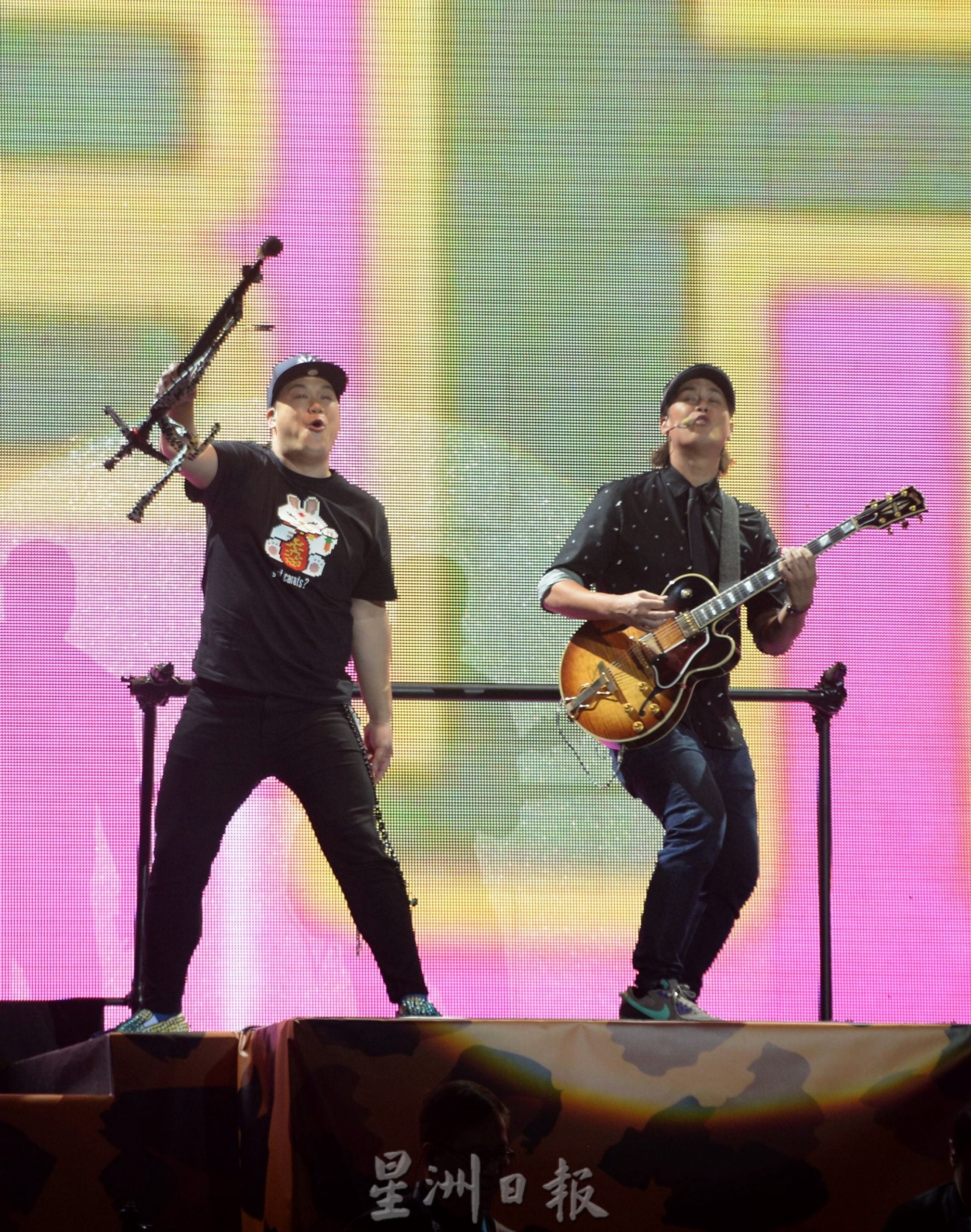 安哥唱近1个小时  74岁许冠杰High玩凸槌