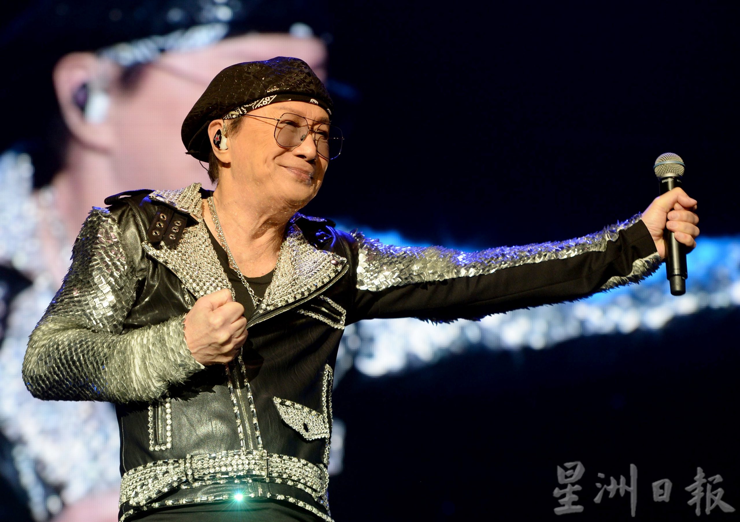 安哥唱近1个小时  74岁许冠杰High玩凸槌