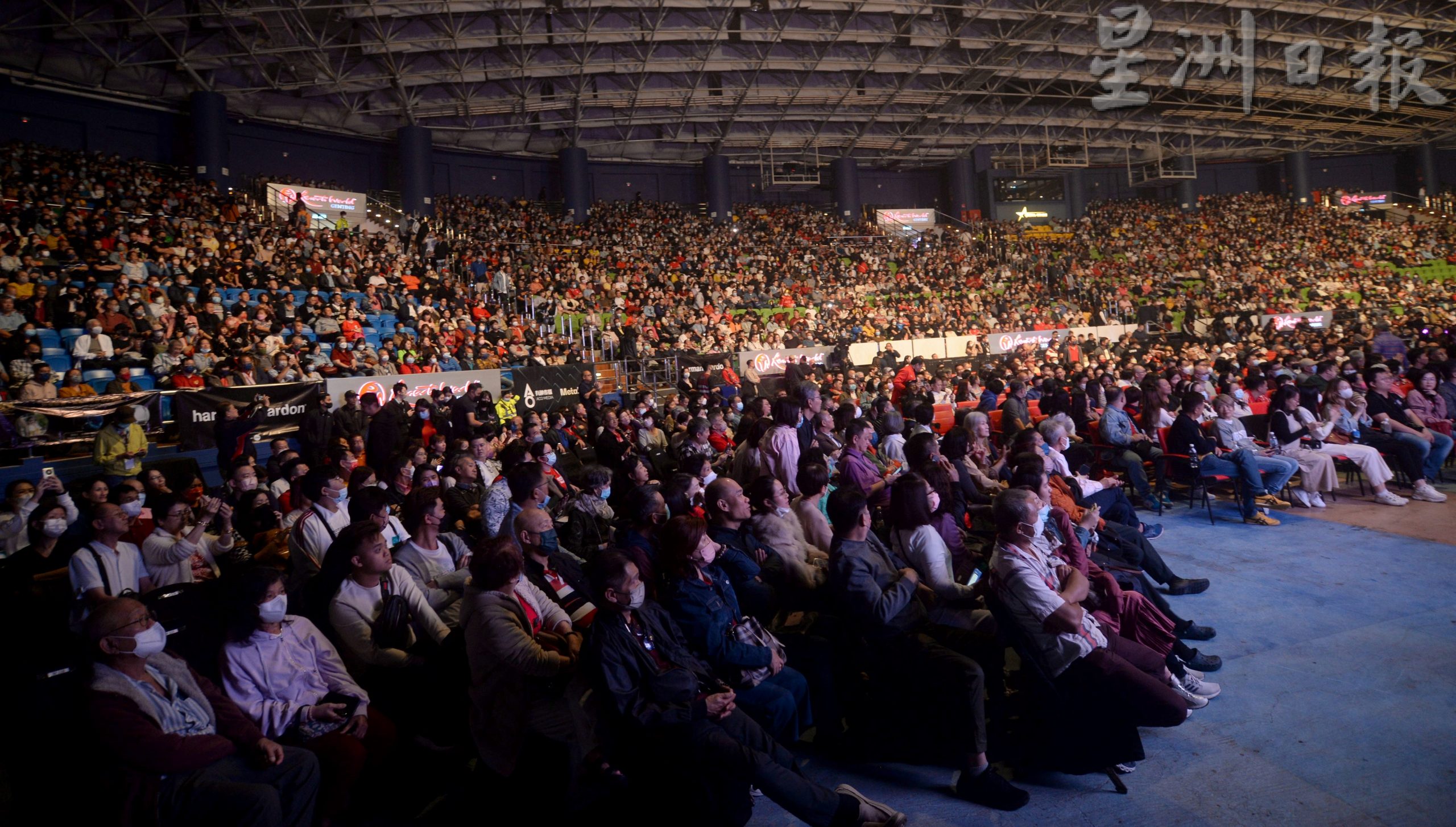 安哥唱近1个小时  74岁许冠杰High玩凸槌