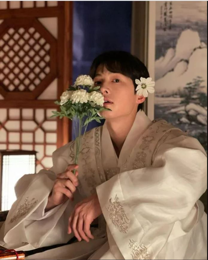 宋仲基老婆孕肚照曝光 腹部隆起孕相明显