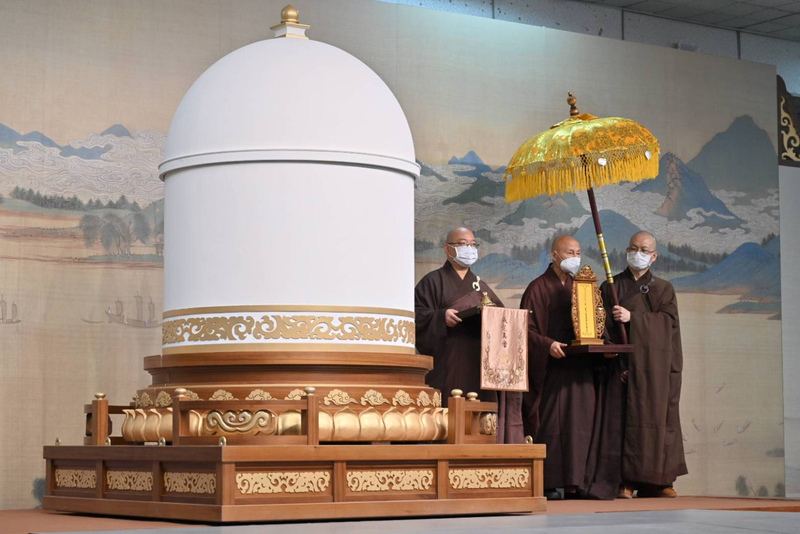 封面主文∕已签 星云大师圆寂 “讣闻列三不”  信众一早涌入追悼不舍流泪