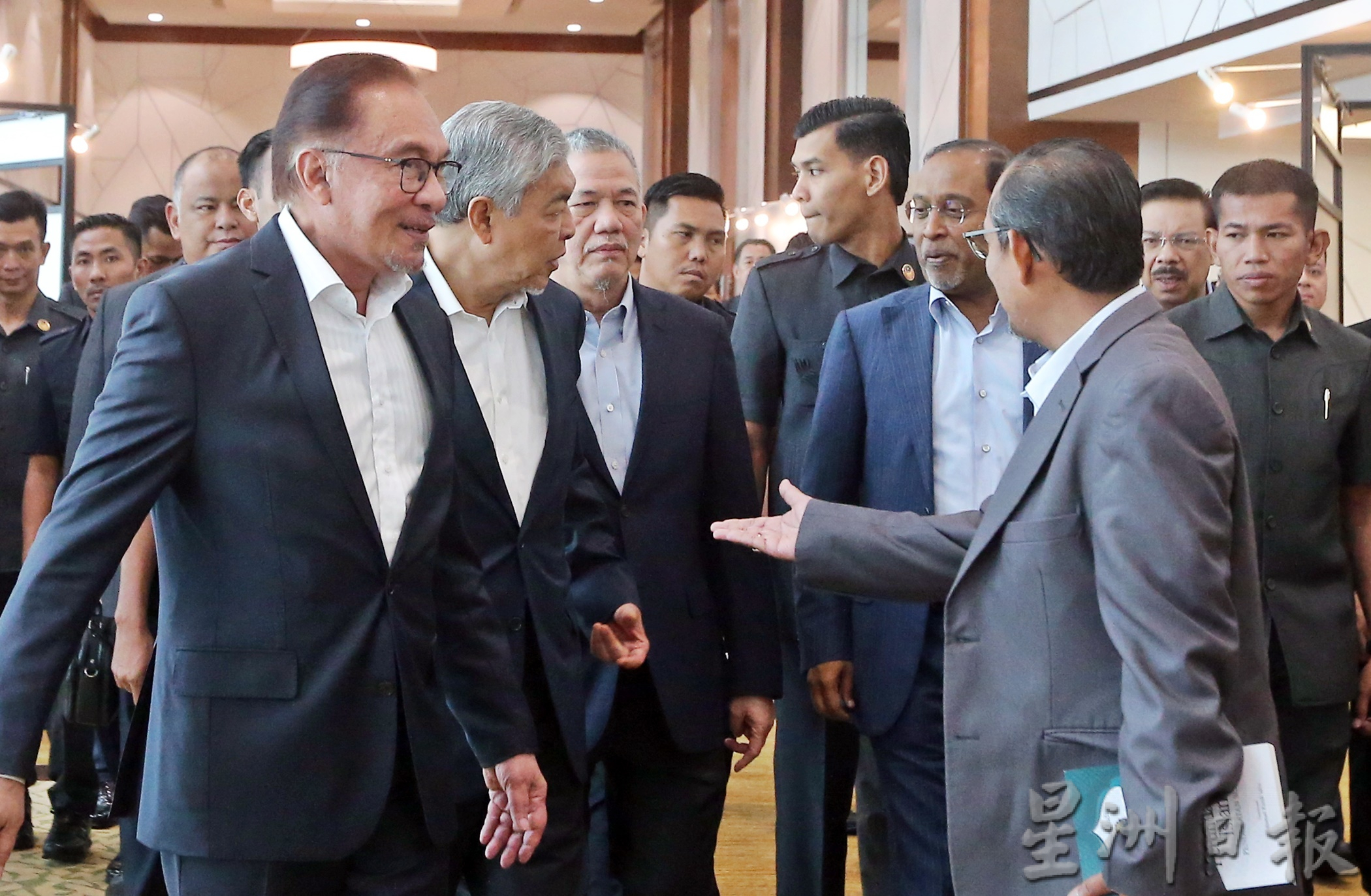 安华∕给公务员加薪会加剧赤字