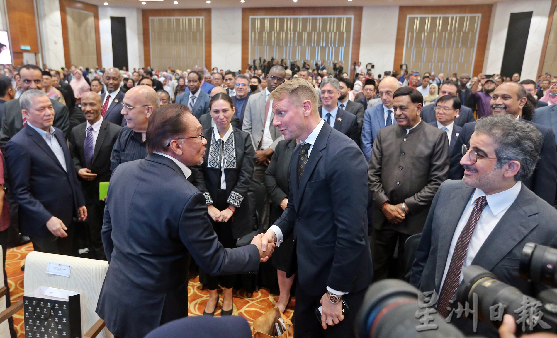 安华∕给公务员加薪会加剧赤字