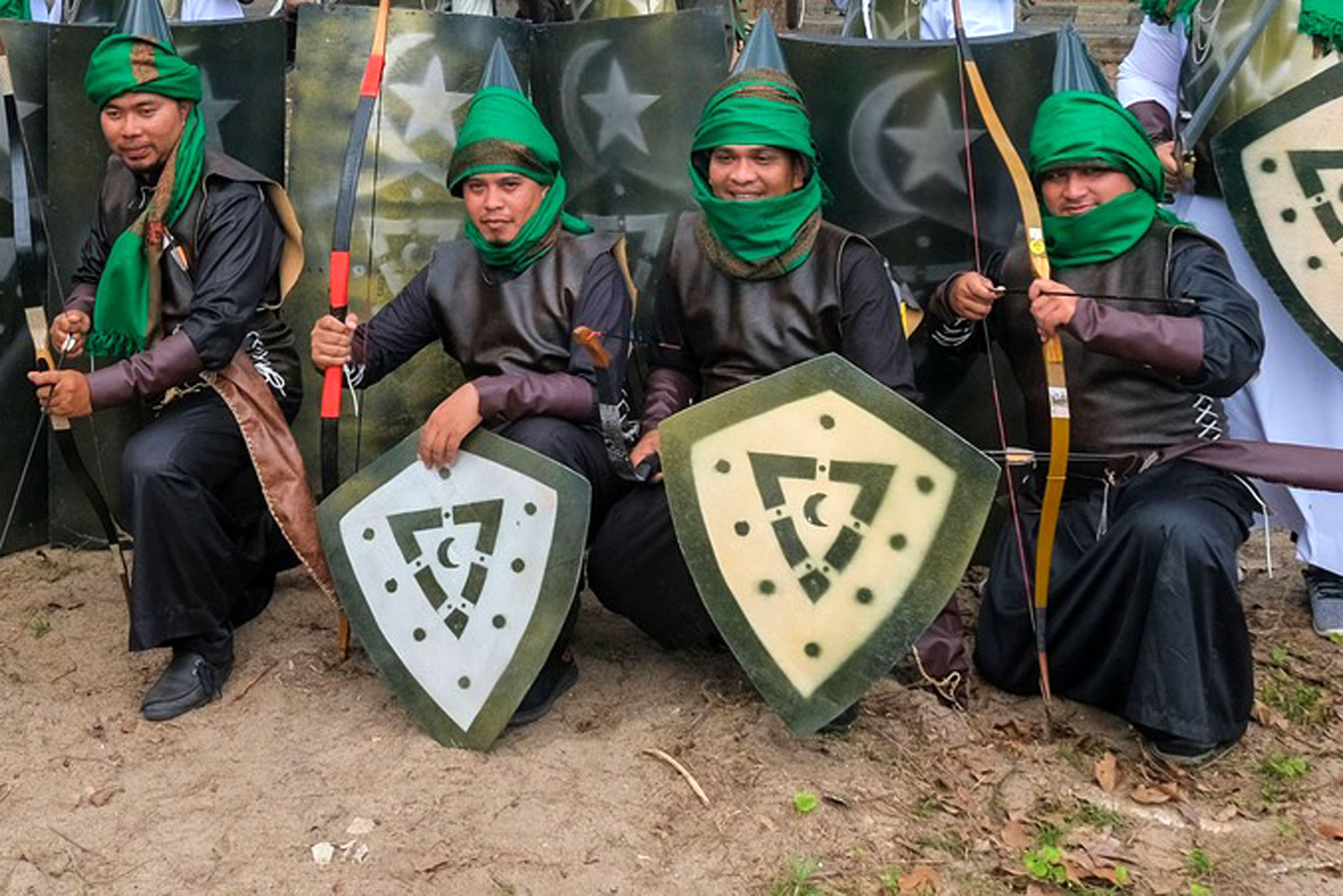 封面文∕圣战士游行惹议 伊青:只是cosplay 部长:查!