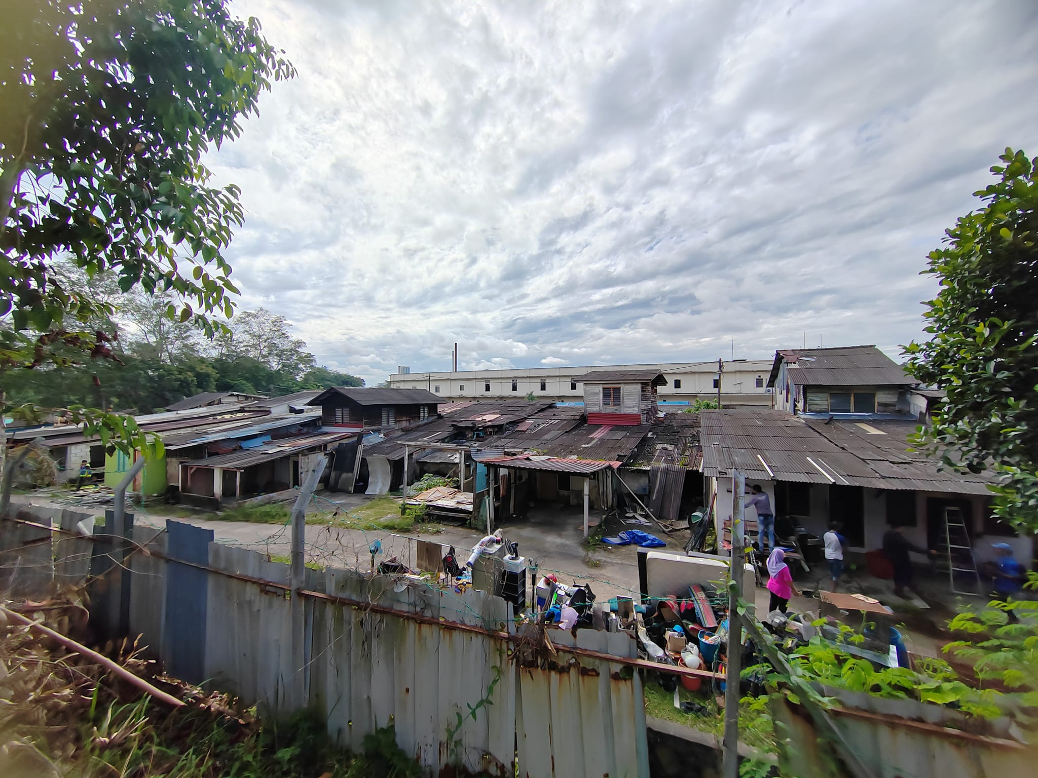 士姑来八哩半26间非法屋顺利拆除,依城市厅助原居民清空家当