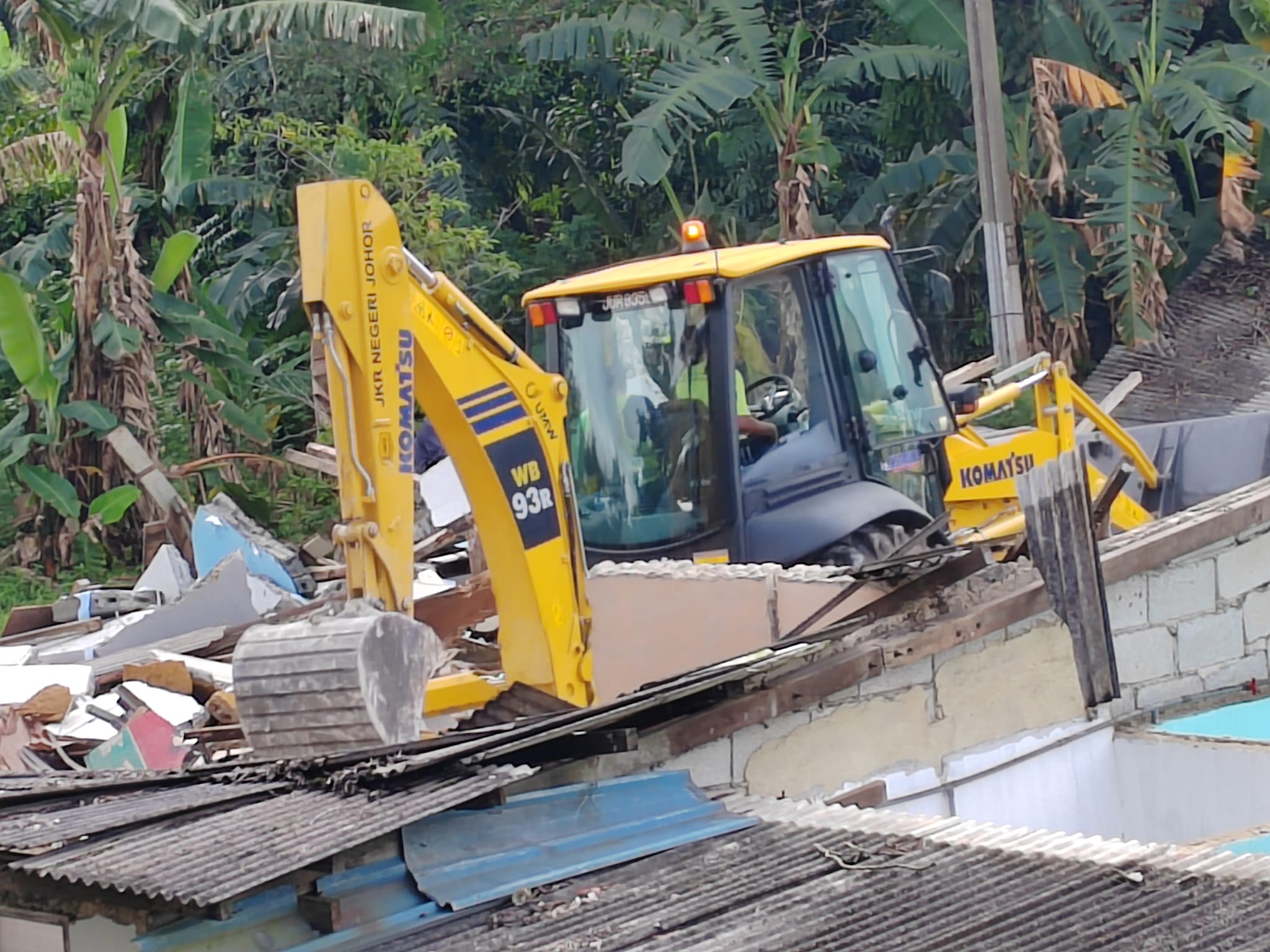 士姑来八哩半26间非法屋顺利拆除,依城市厅助原居民清空家当