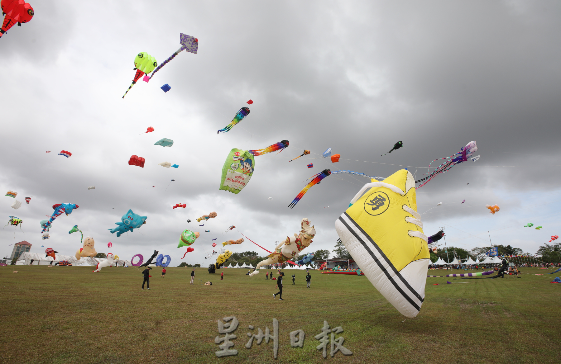 **已签发**柔:封底:【特稿】:巴西古当风筝山各色风筝斗丽争妍,你上山了吗?