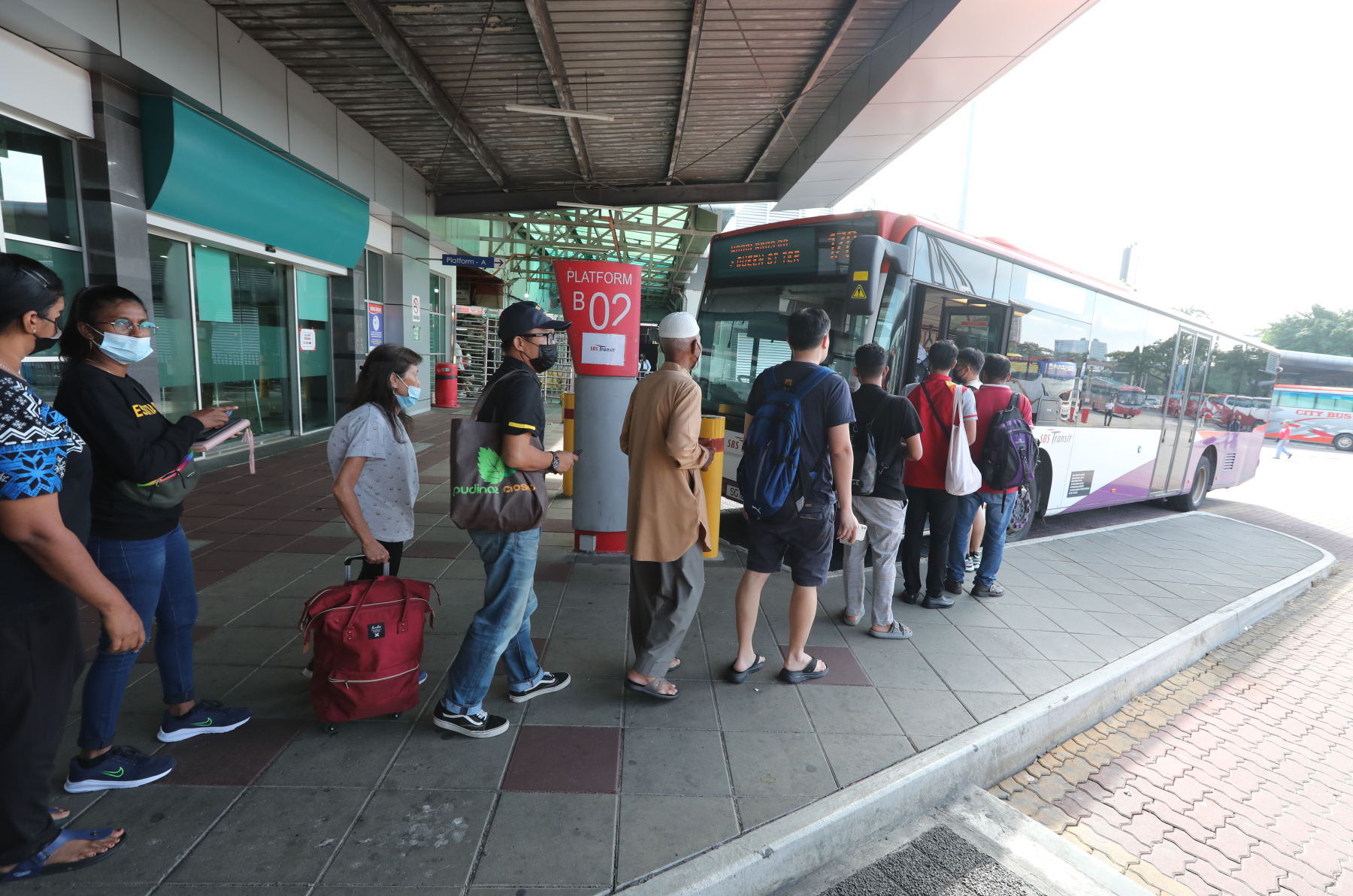 **已签发**柔:封面:【特稿】:1令吉“设施费”15日已开跑,民众盼新山拉庆车站设更便捷缴费方式