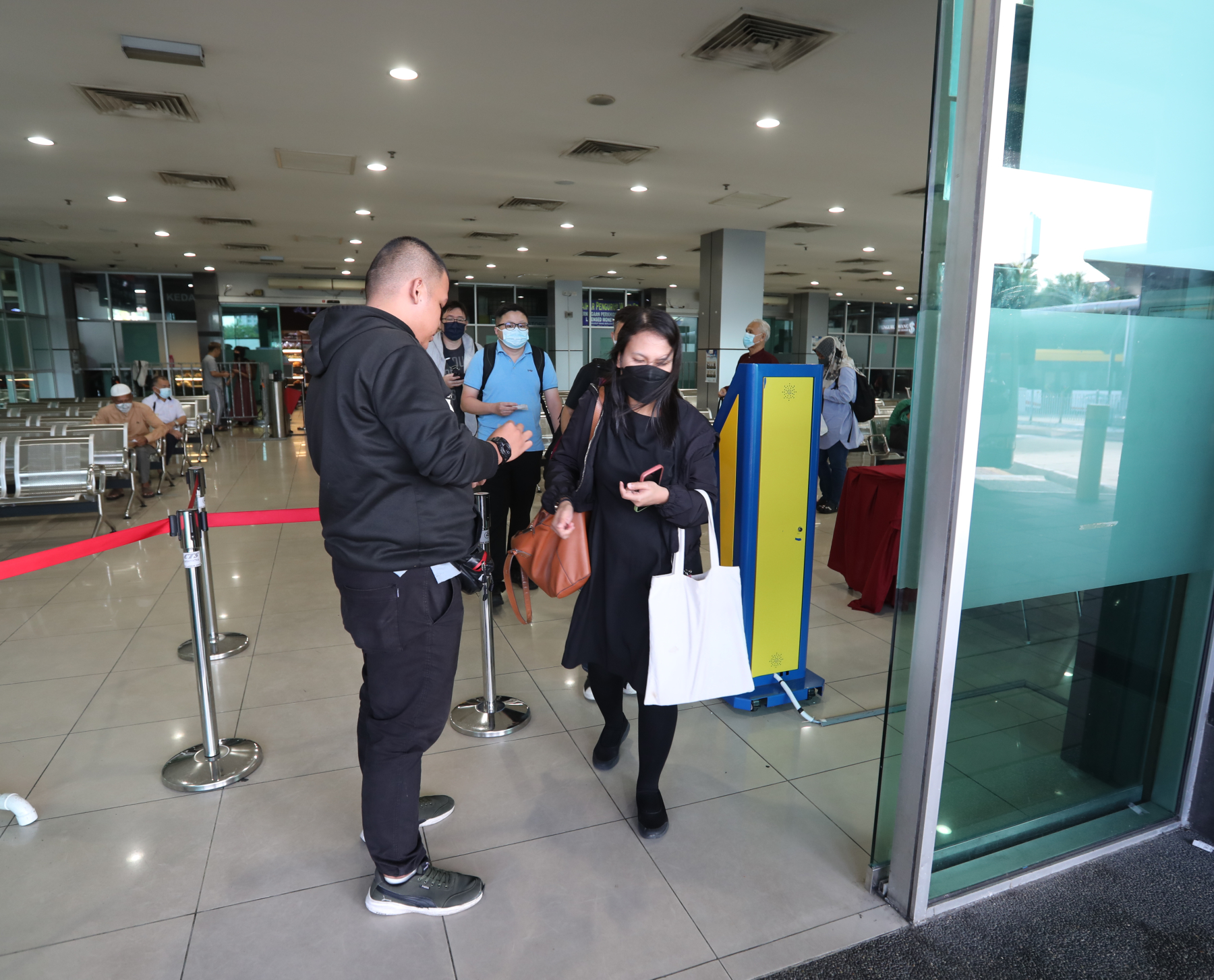 **已签发**柔:封面:【特稿】:1令吉“设施费”15日已开跑,民众盼新山拉庆车站设更便捷缴费方式