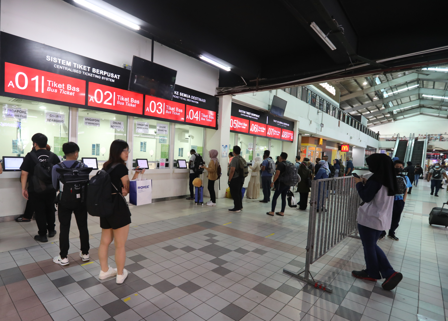 **已签发**柔:封面:【特稿】:1令吉“设施费”15日已开跑,民众盼新山拉庆车站设更便捷缴费方式