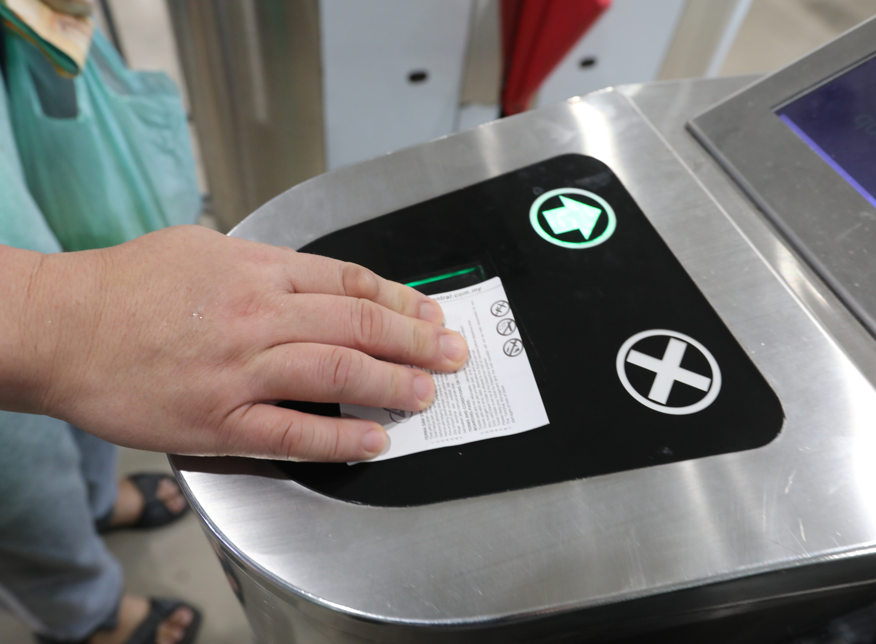 **已签发**柔:封面:【特稿】:1令吉“设施费”15日已开跑,民众盼新山拉庆车站设更便捷缴费方式