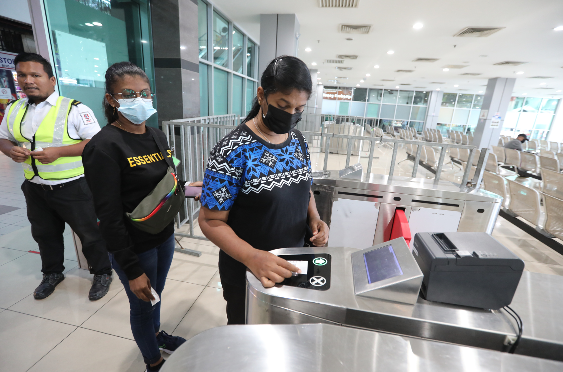 **已签发**柔:封面:【特稿】:1令吉“设施费”15日已开跑,民众盼新山拉庆车站设更便捷缴费方式