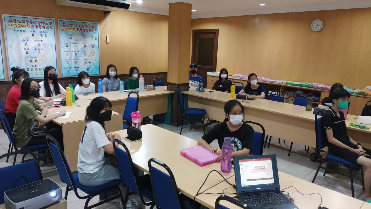 **已签发**柔:封面:【特稿】:为鼓励学生报考SPM华文,峇中华公会免费开办备考班为考生冲刺