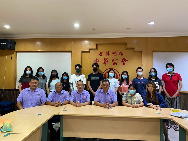 **已签发**柔:封面:【特稿】:为鼓励学生报考SPM华文,峇中华公会免费开办备考班为考生冲刺