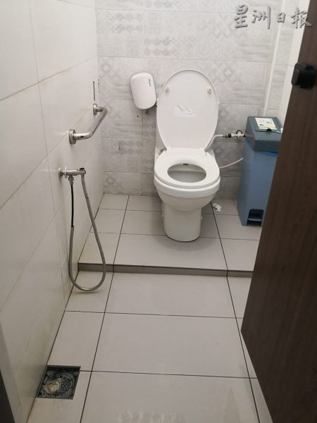 **已签发**柔:封面:【特稿】:得奖过后,麻黄金丹绒码头公厕依旧绿意盎然干净卫生