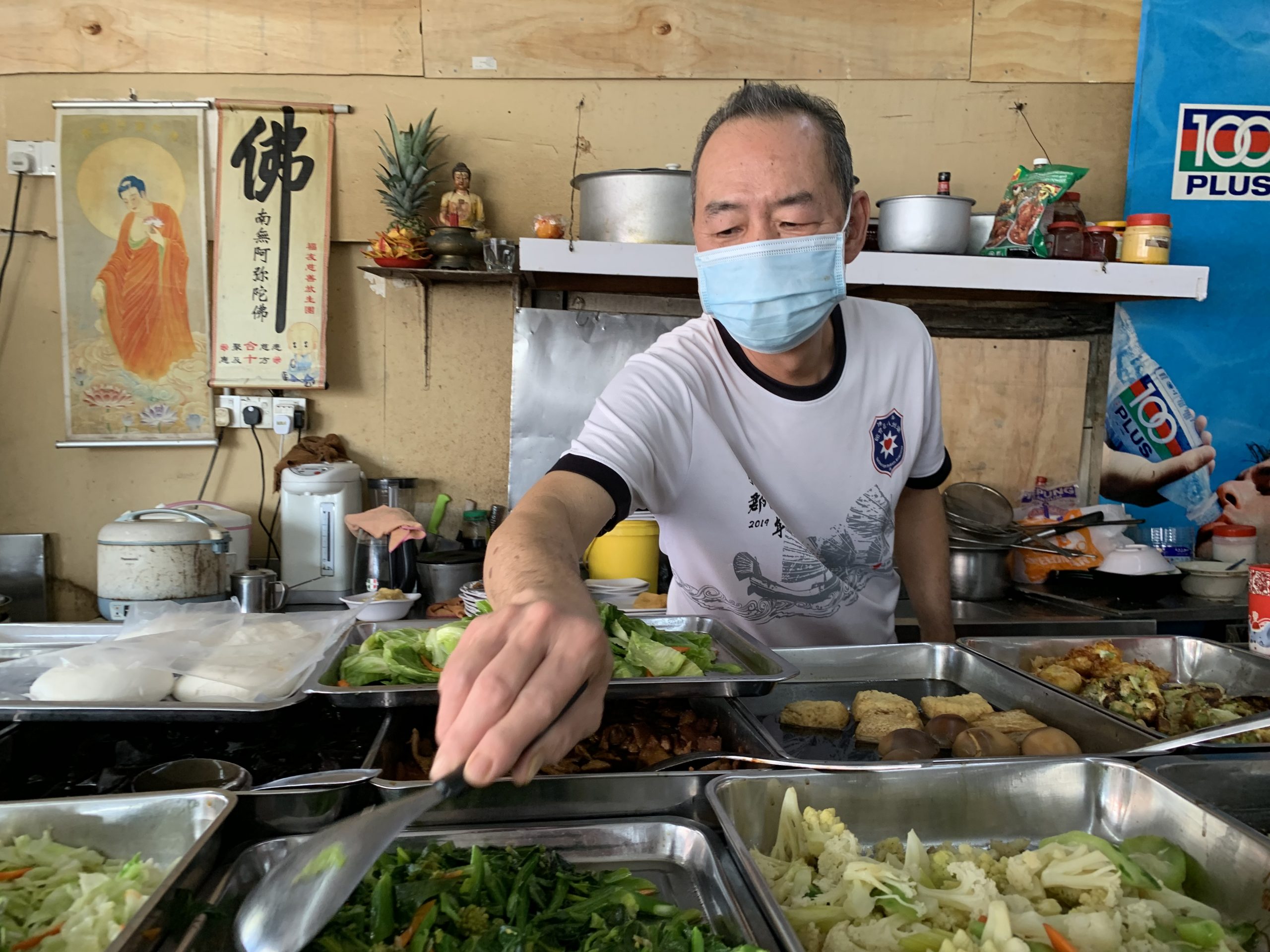 **已签发**柔:封面:【特稿】:柔佛古庙游神重新上路,沿途食肆做好准备迎接人潮
