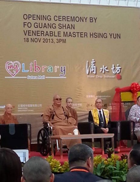 民众陆续抵新马寺献花,缅怀星云大师也献上敬意