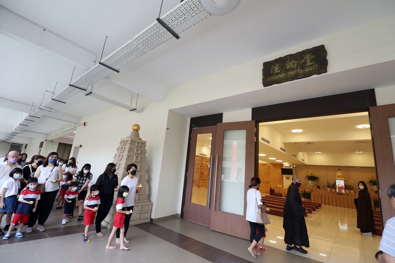 民众陆续抵新马寺献花，缅怀星云大师也献上敬意