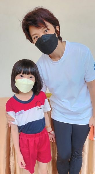 民众陆续抵新马寺献花,缅怀星云大师也献上敬意