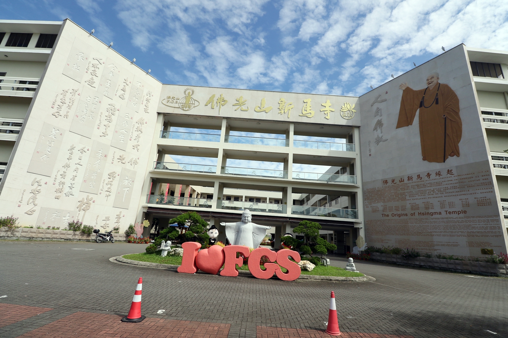 民众陆续抵新马寺献花,缅怀星云大师也献上敬意