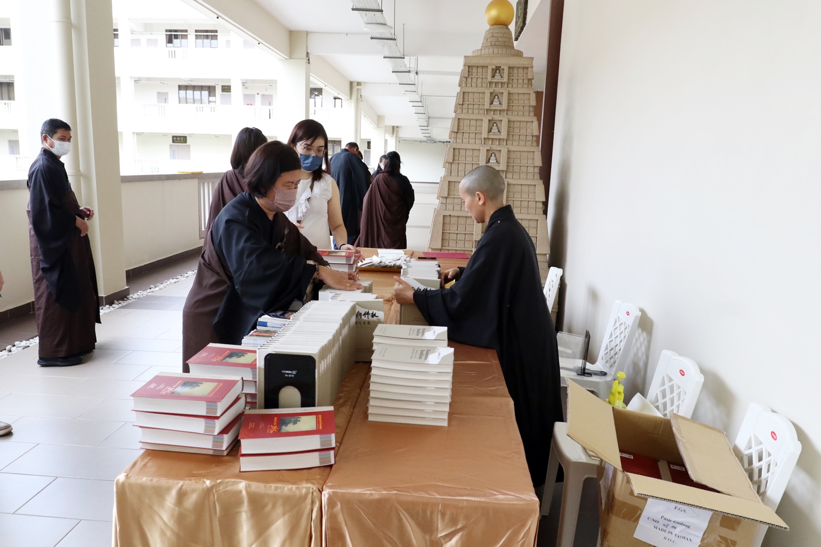 民众陆续抵新马寺献花,缅怀星云大师也献上敬意
