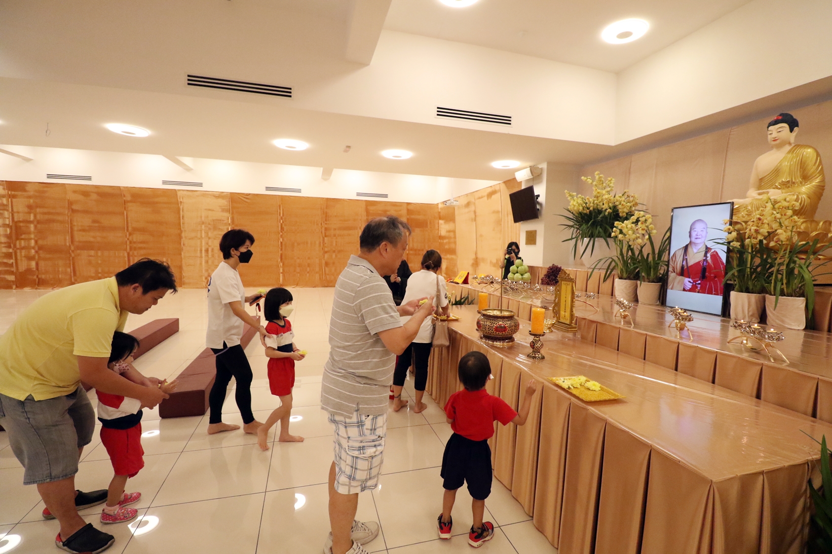 民众陆续抵新马寺献花,缅怀星云大师也献上敬意
