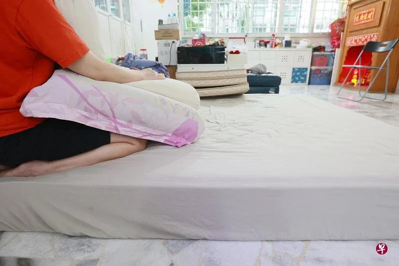 *已签发*柔:狮城二三事:卧室厕所天花板发霉异味难忍 夫妻当“厅长”1年