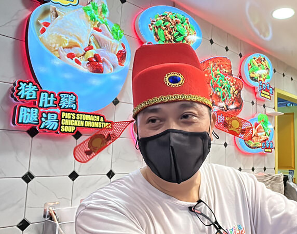 **已签发**柔:狮城二三事:菜饭摊助手变身“财神爷”添饭夹菜,食客赞妙纷拍照