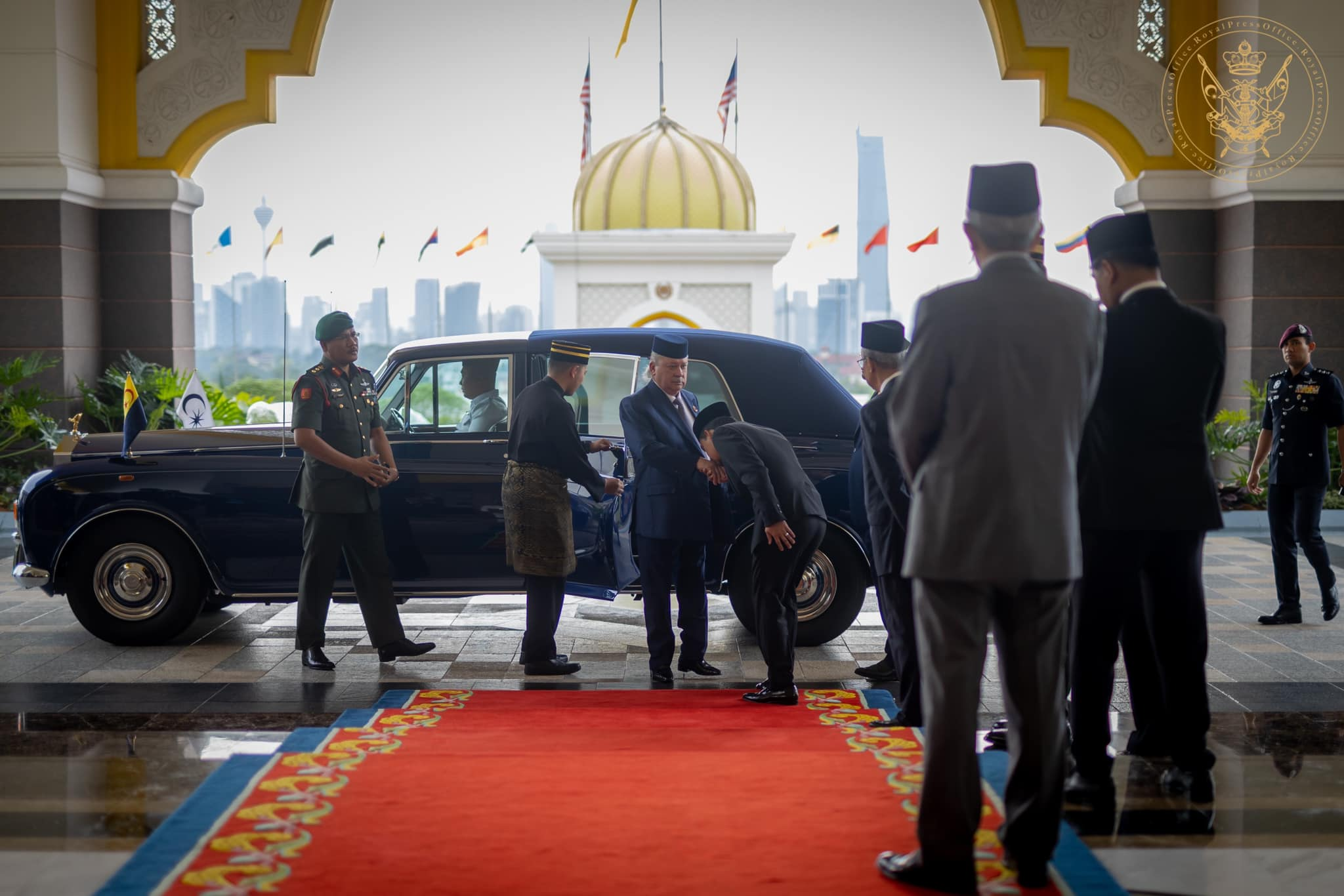 **已签发**柔:第三版假头:大臣陪同,柔苏丹出席第261次统治者会议