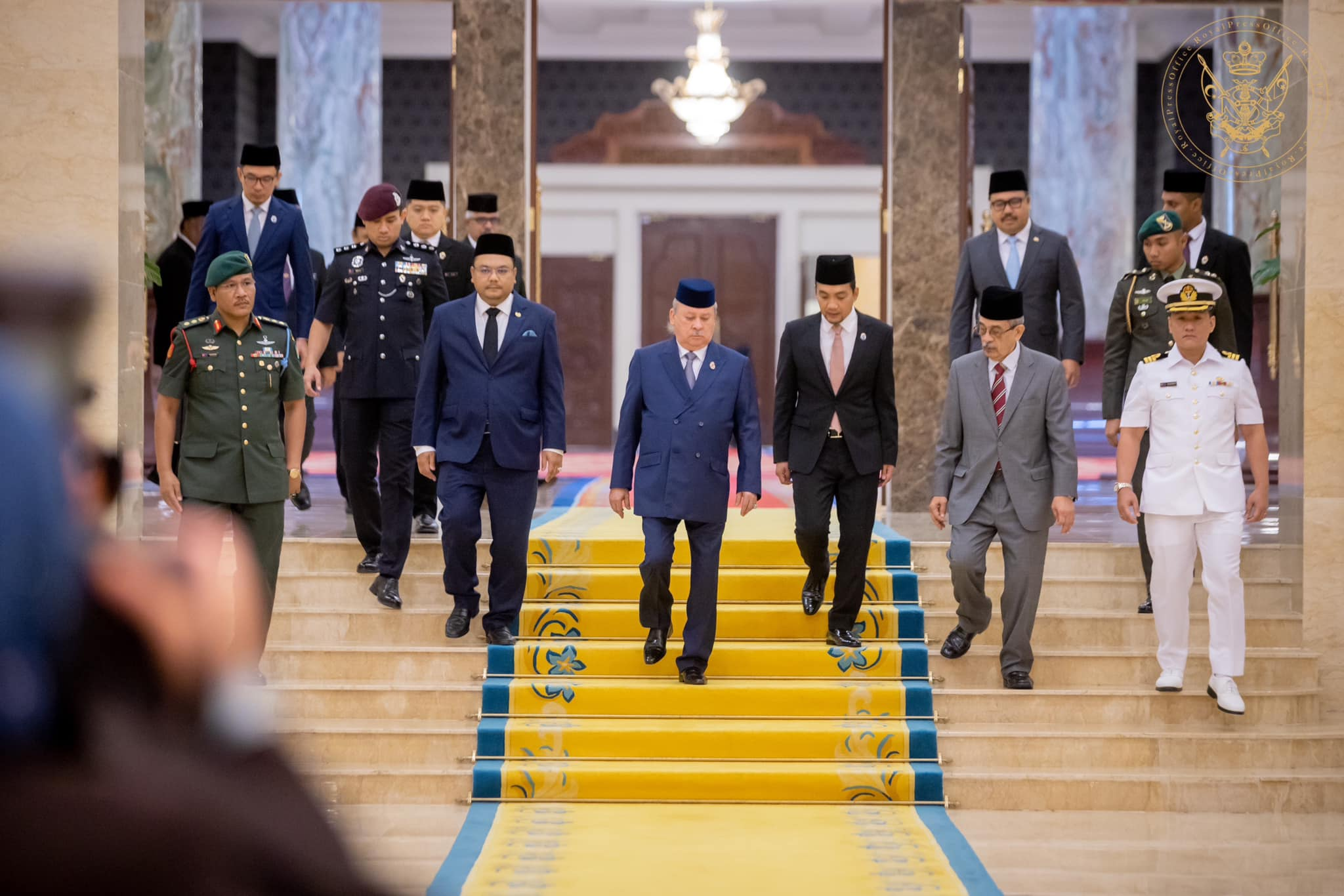 **已签发**柔:第三版假头:大臣陪同,柔苏丹出席第261次统治者会议