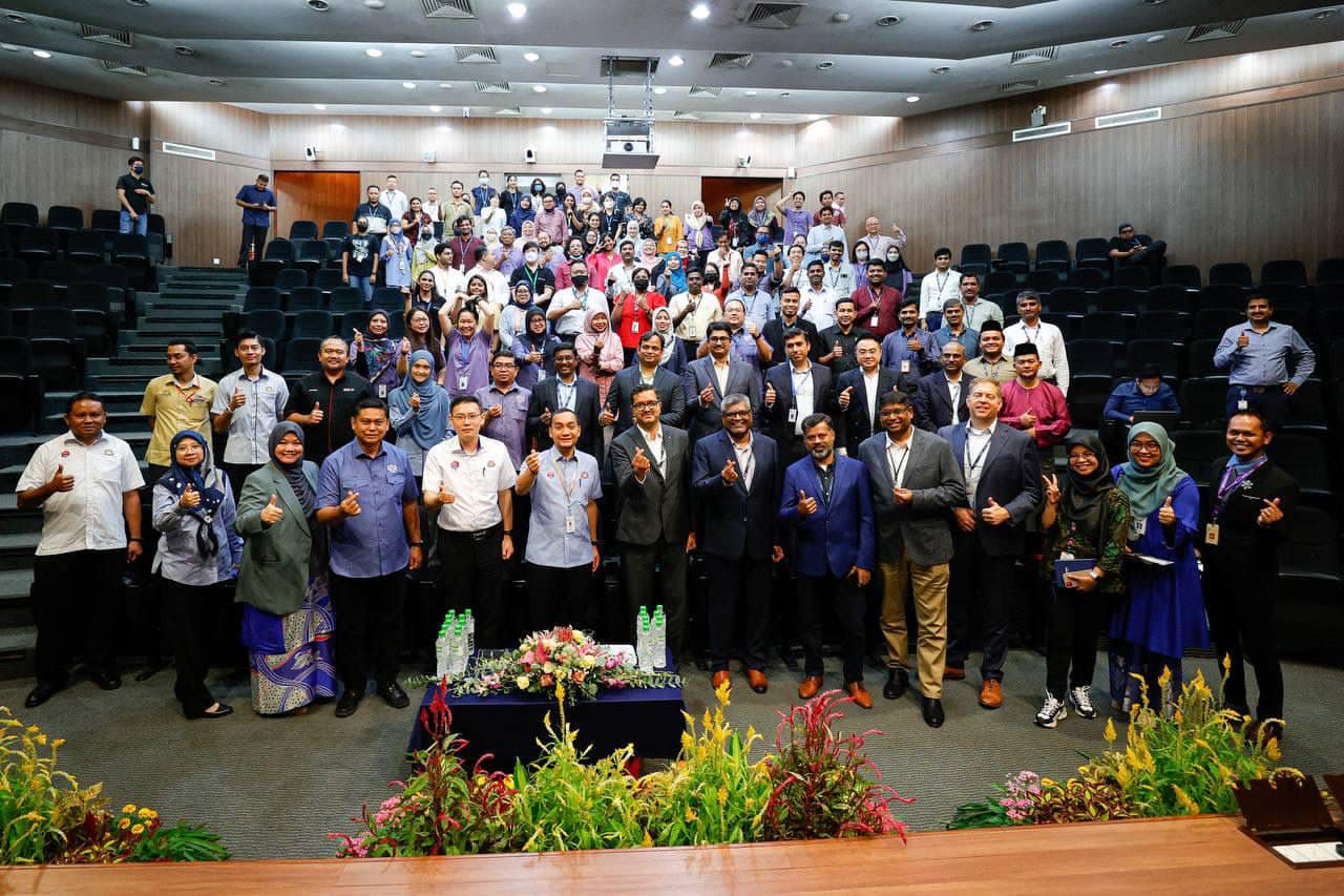 **已签发**柔:第三版头条:依城外资药厂缺120高技能员工,大臣指示寻策合作优先让州民填缺