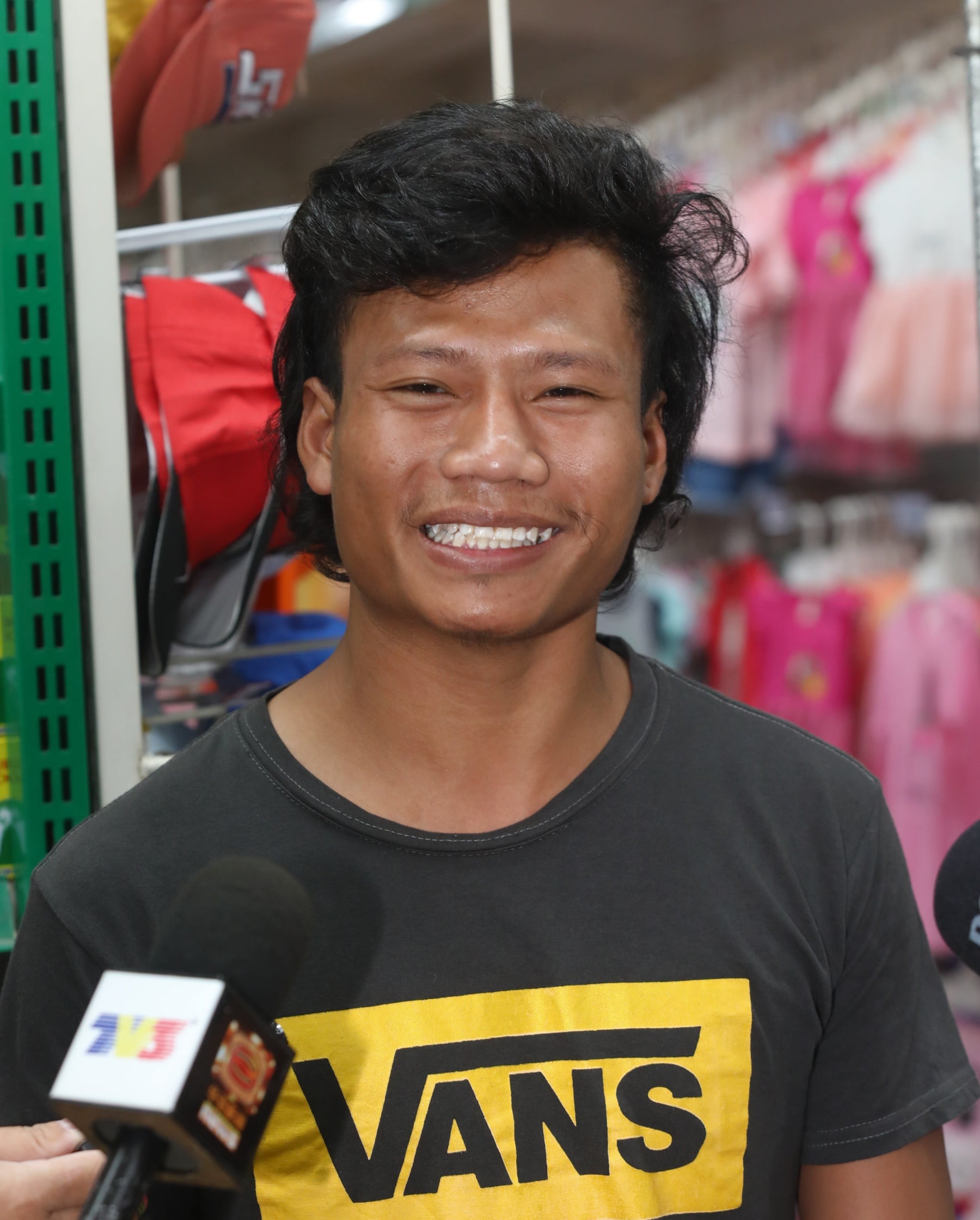 **已签发**柔：第二版头条：单亲爸爸一打四带娃工作，24岁鞋匠靠父传手艺担家计