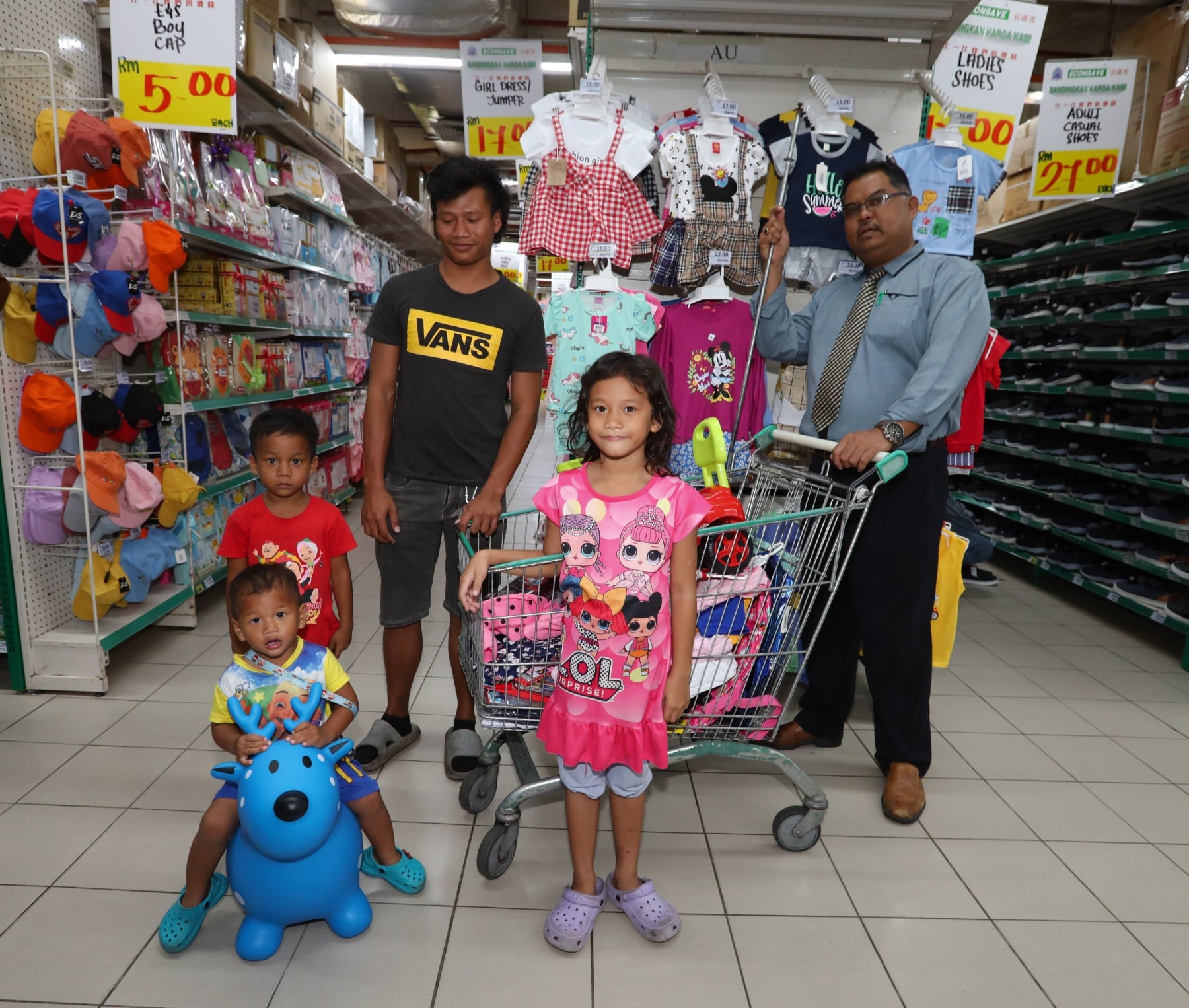 **已签发**柔：第二版头条：单亲爸爸一打四带娃工作，24岁鞋匠靠父传手艺担家计