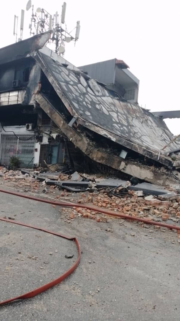 **已签发**柔:轮胎店凌晨失火,九成面积烧毁