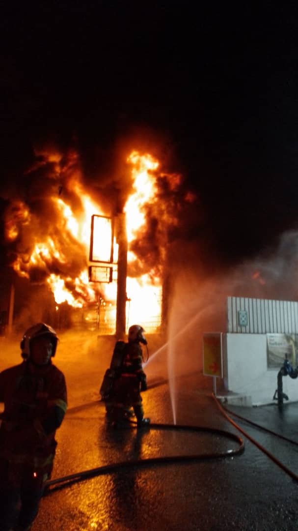 **已签发**柔:轮胎店凌晨失火,九成面积烧毁