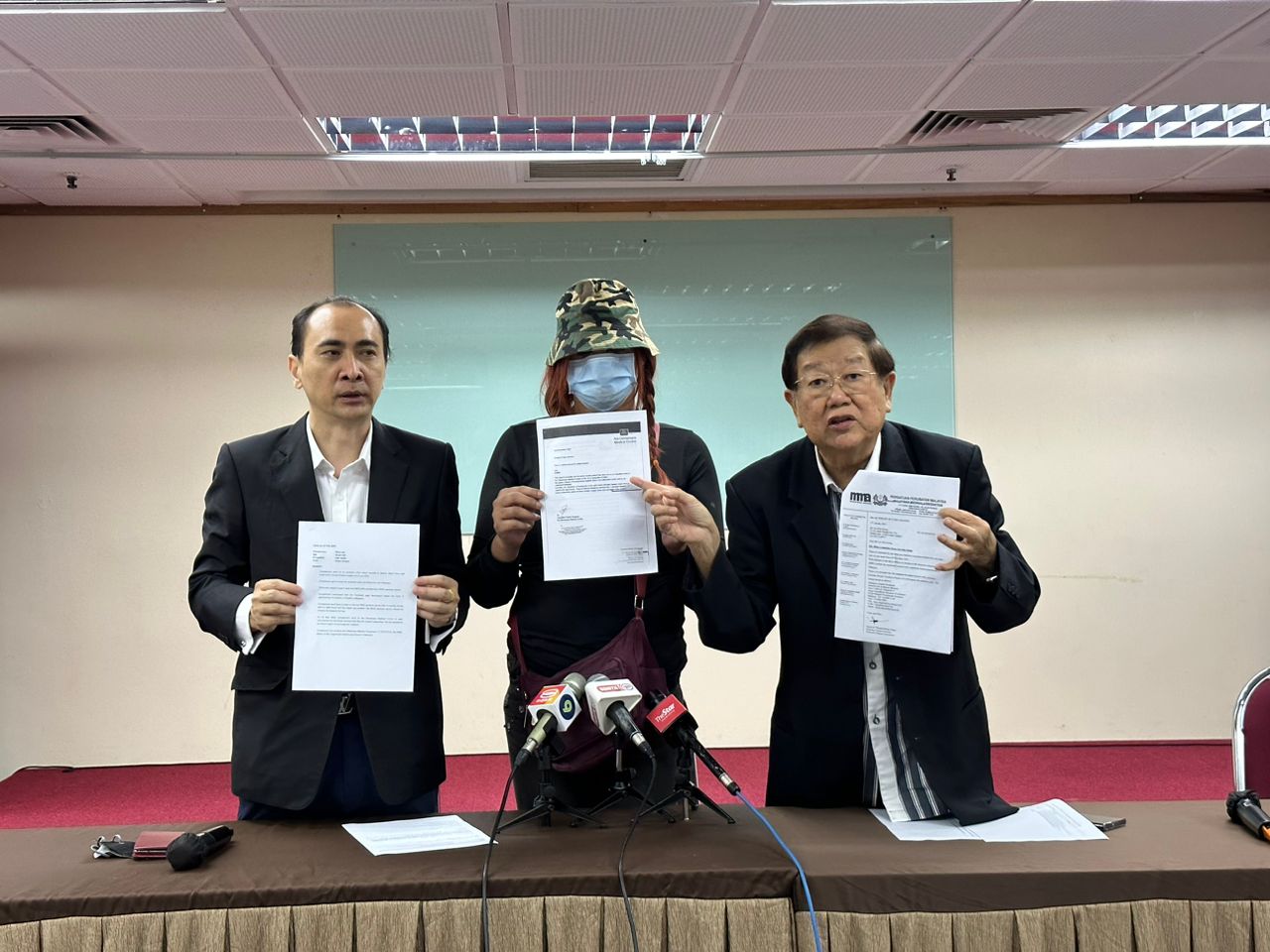 已签发/花2万3600令吉隆胸事主右胸倾斜乳晕红肿·填充物错位医生不负责