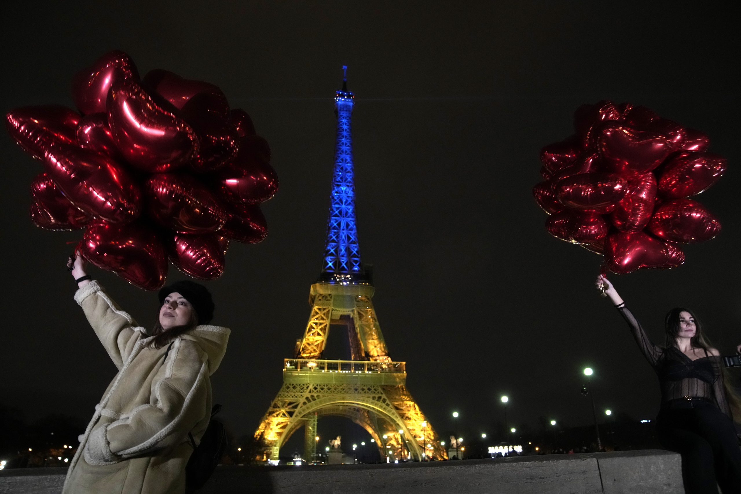 巴黎铁塔亮起蓝黄灯光支持乌克兰