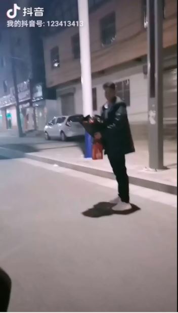 帅哥示爱失败 女子拦截:玫瑰给我吧! 后续超浪漫