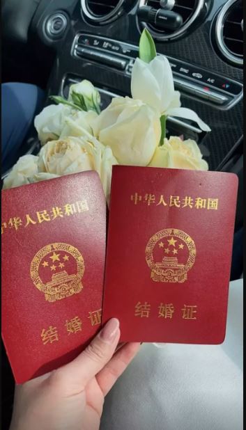 帅哥示爱失败 女子拦截:玫瑰给我吧! 后续超浪漫