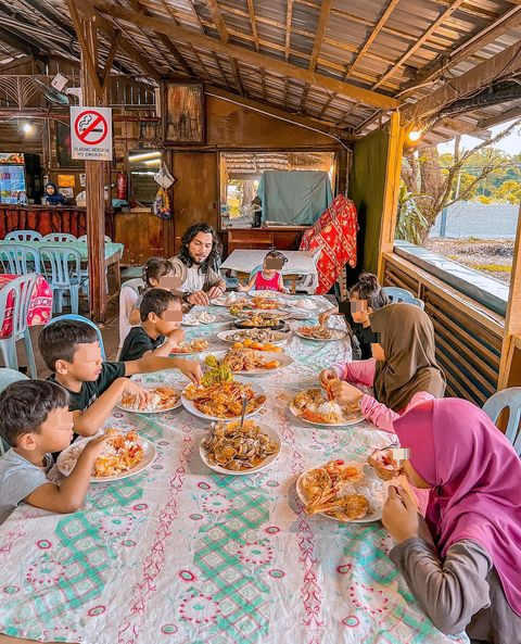 带8孩外出用餐 智慧控场 妈妈：毕竟不是你付钱包场
