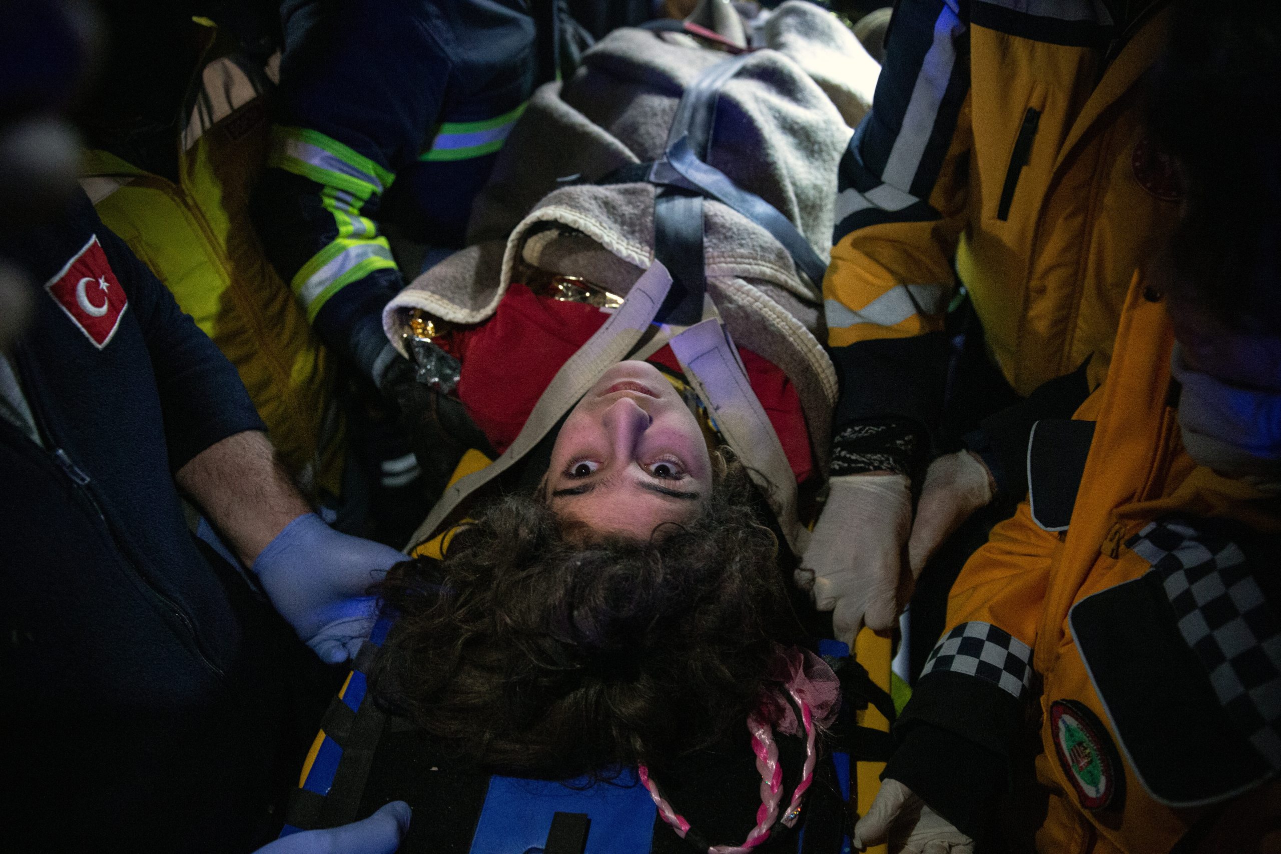 幸存者医疗物资需求庞大  医护员：艰辛才开始