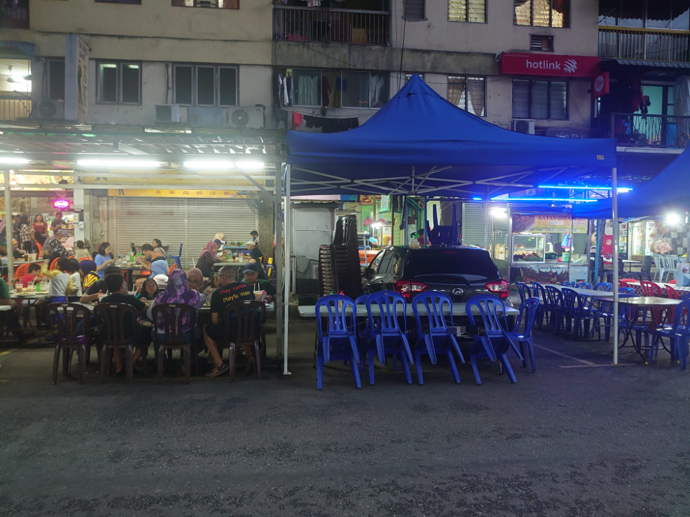 店家霸占停车位 摆桌椅“围车”做生意·男子:“车子被刮花了!”